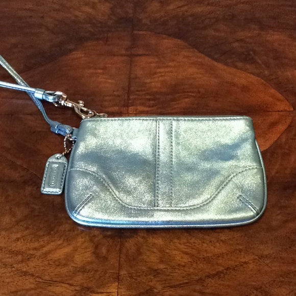 New Coach light acqua wristlet - Picture 1 of 4